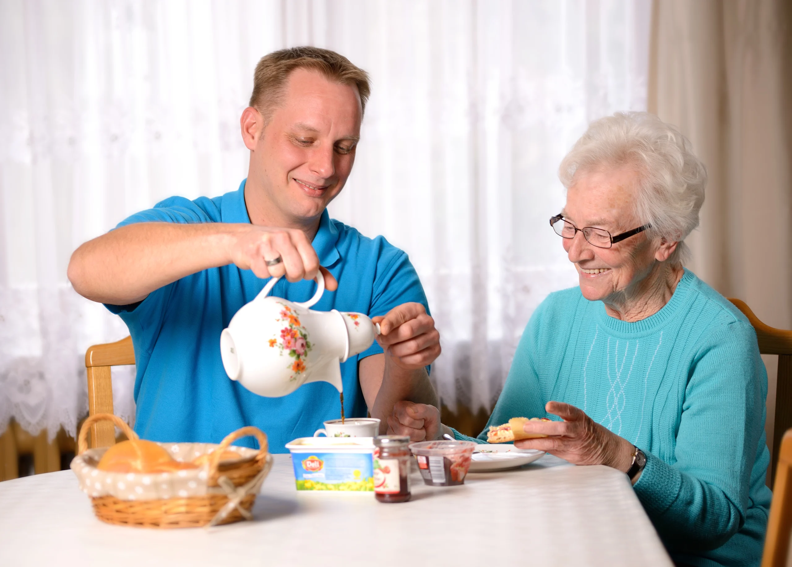 Pfleger und pflegebed&uuml;rftige Patientin in der ambulanten Pflege